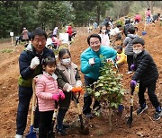 강진군, '나무와 함께 사랑도 심었다'…식목 행사 눈길