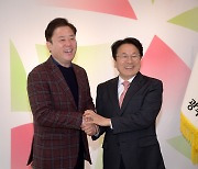 강기정 시장·송갑석 의원, '광주 군 공항 특별법 전략회의'