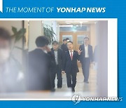 [모멘트] 비공개 청년 간담회 참석하는 이정식 장관
