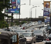 나이지리아서 버스 교통사고로 22명 사망…'군중 속으로 돌진'