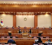 "뻔뻔함 탈우주급" vs "내로남불 한동훈 사퇴"…계속되는 헌재 판결 공방
