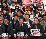 구호 외치는 이재명 대표와 박홍근 원내대표