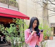 임지연, 화려한 외출… 핑크색 니트+‘예솔이 퍼스트’ 명품 착용