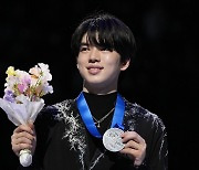 [피겨 세계선수권] 피겨 황무지에서 나온 '남자 김연아', 점프 괴물 꺾고 '은빛 기적'