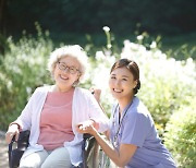 7월부터 간호사가 노인 방문해 의료 돌봄 지원한다