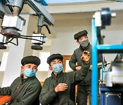 설비관리 중인 북한 공장 노동자들… "제품 질을 높여라"