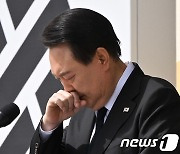 서해용사 전사자 사진 보고 울컥한 尹 "꽃다운 나이에…"(종합)