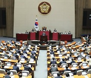 “국회의원들, 통장에 1200만 원 월급 떳떳한가” 청년 정치인들 비판