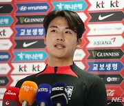 취재진과 인터뷰하는 축구대표팀 설영우