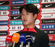 취재진과 인터뷰하는 축구대표팀 설영우