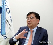 인터뷰 하는 조준희 한국소프트웨어산업협회 회장