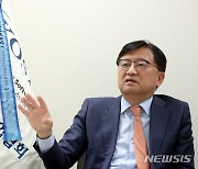 인터뷰 하는 조준희 한국소프트웨어산업협회 회장