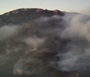 마니산 산불 야간 진화 돌입…정수사 보물 지키기 총력