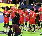 승리의 기쁨 나누는 한국전력 선수들 [사진]