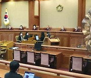 "헌재, 반헌법 궤변" vs "헌법 파괴 중단"