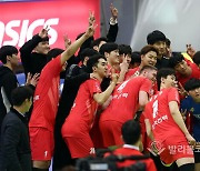 한국전력 승리, 팬들과 함께 승리 샷.