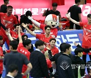 다시 천안으로! 팬들과 함께 하는 한국전력 승리 샷.