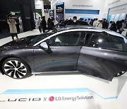 [특징주]LG엔솔, 美 배터리공장 투자 발표에 3%대 강세