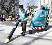 [포토] 봄맞이 청소하는 김미경 은평구청장