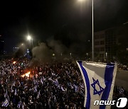 네타냐후, '사법부 무력' 입법 반대한 국방장관 해임…시위에 20만