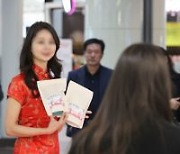 중국인들 "홍콩으로 가자"…국제공항 이용객 24배 급증