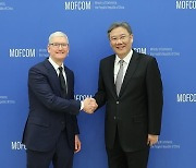 팀 쿡 애플 CEO, 中상무부장 만났다...“중국 사업 발전 논의”