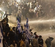 반기 든 국방장관 해임…역풍 커지는 이스라엘 ‘사법 개악’