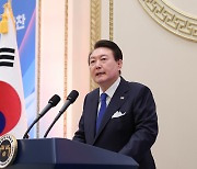 재외공관장 만난 尹 “외교역량 결집해 복합위기 극복…수출 전진기지 역할”