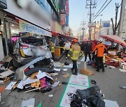 광주 전통시장 앞 시내버스 추돌 차량 상가 돌진…8명 부상