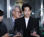 유아인 "큰 실망 드려 깊이 반성"…12시간 경찰 조사