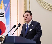 尹 “재외공관장은 韓 대표 영업사원···수출 전진기지 역할 해달라”