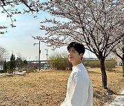 김선호, 벚꽃과 전하는 화사한 봄소식