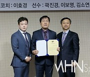 [Ms포토] 김학배 춘천교육장, 유봉여고 컬링부 장학증서 전달