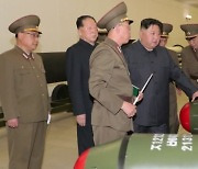 북, 전술핵탄두 공개…김정은 "언제든 쓸 수 있게 준비돼야"