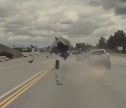 [영상]고속도로서 3m 붕뜬 '쏘울'…아찔한 사고에 운전자 멀쩡 '기적'