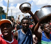 [포토] 냄비 들고 생활비 인상에 항의하는 케냐 시민들