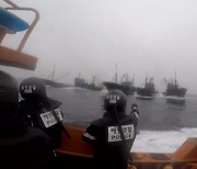 '불법 조업' 중국 어선 나포..."흉기 휘두르며 저항"