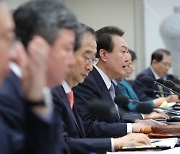 尹 "북핵 개발 상황서 단돈 1원도 줄 수 없다..퍼주기 중단하라"