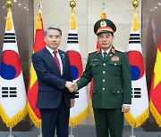 한-베트남 국방장관회담, 해군 정례협의체 개설·국방협력 MOU 개정