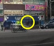 왕복 7차로에 갇힌 70대 노인, 경찰은 보고도 지나쳤다