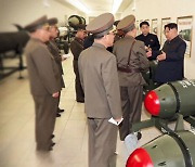 북 전술핵탄두 공개…"언제 어디서든 핵무기 사용하도록"