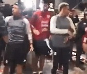 페루 축구대표팀 선수들, 스페인 경찰과 충돌…“팬들에 인사하려는데 갑자기 때려” [영상]
