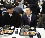 ‘1000원 아침밥’ 체험한 김기현 “학생들 식사만큼은 국가가 책임지겠다”