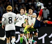 일본 콜롬비아에 1-2 역전패…오버헤드킥에 당했다