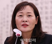 [포토]인사청문회, '답변하는 정정미 헌법재판관 후보자'