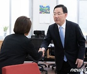 악수하는 주호영·이은주 원내대표