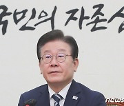 생각에 잠긴 이재명 대표