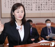 인사청문회 선서하는 정정미 후보자