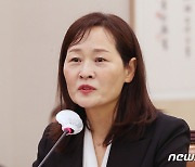 답변하는 정정미 후보자