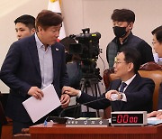 여야 간사와 이야기 나누는 김도읍 위원장